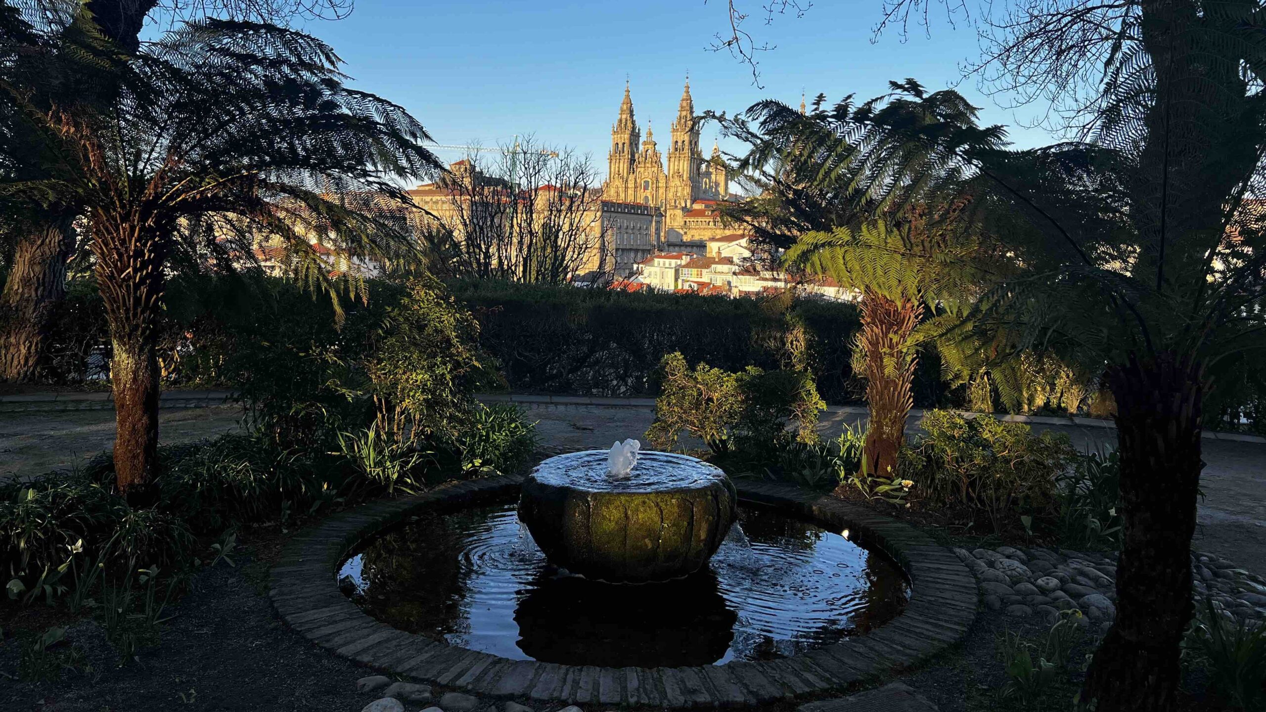 Parque de la Alameda de Santiago de Compostela con vistas de la Catedral