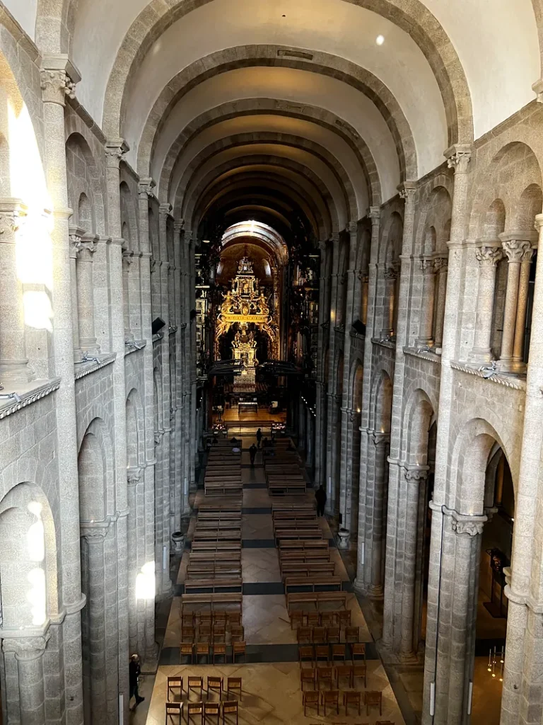 Interior de la nave central de la Catedral de Santiago de Compostela con el Altar Mayor al fondo visita imprescindible en qué ver en Santiago de Compostela en 1 día
