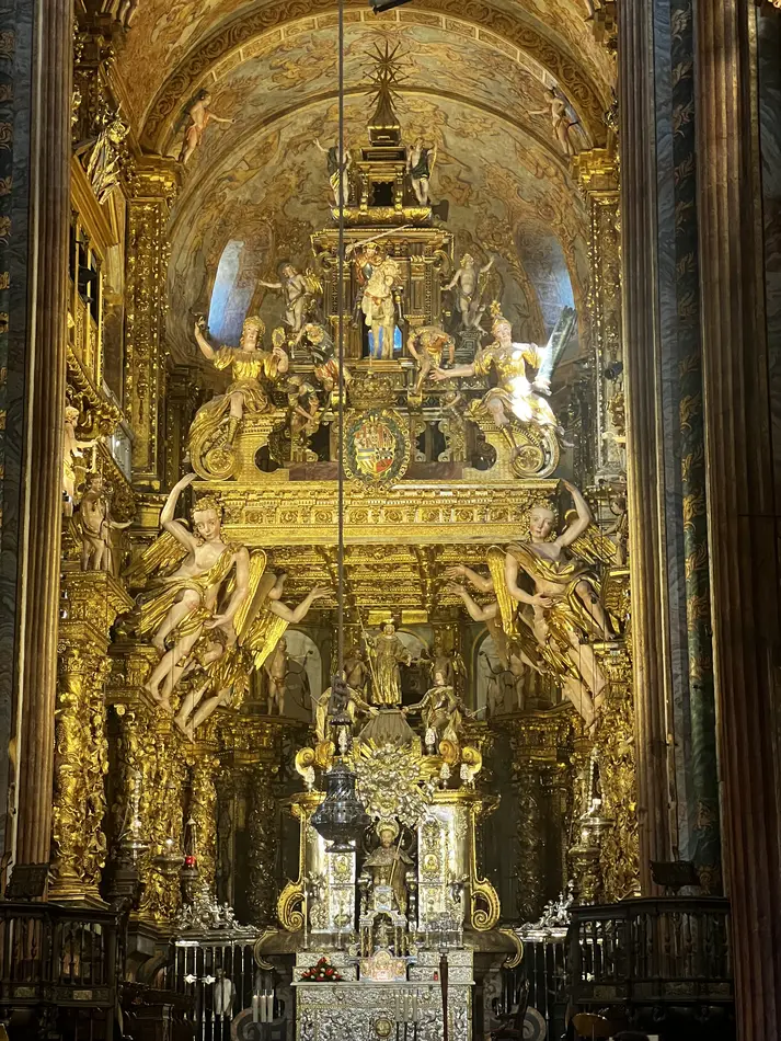 Retablo del altar mayor barroco de la Catedral de Santiago de Compostela con ángeles dorados, la imagen del Apóstol  (la del abrazo), el botafumeiro en suspensión y el baldaquino