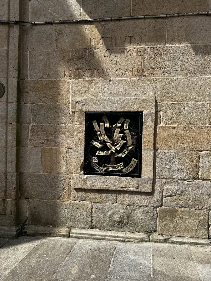 Escultura en forma de árbol con las carreras universitarias en la fachada del Rectorado de la Universidad de Santiago de Compostela