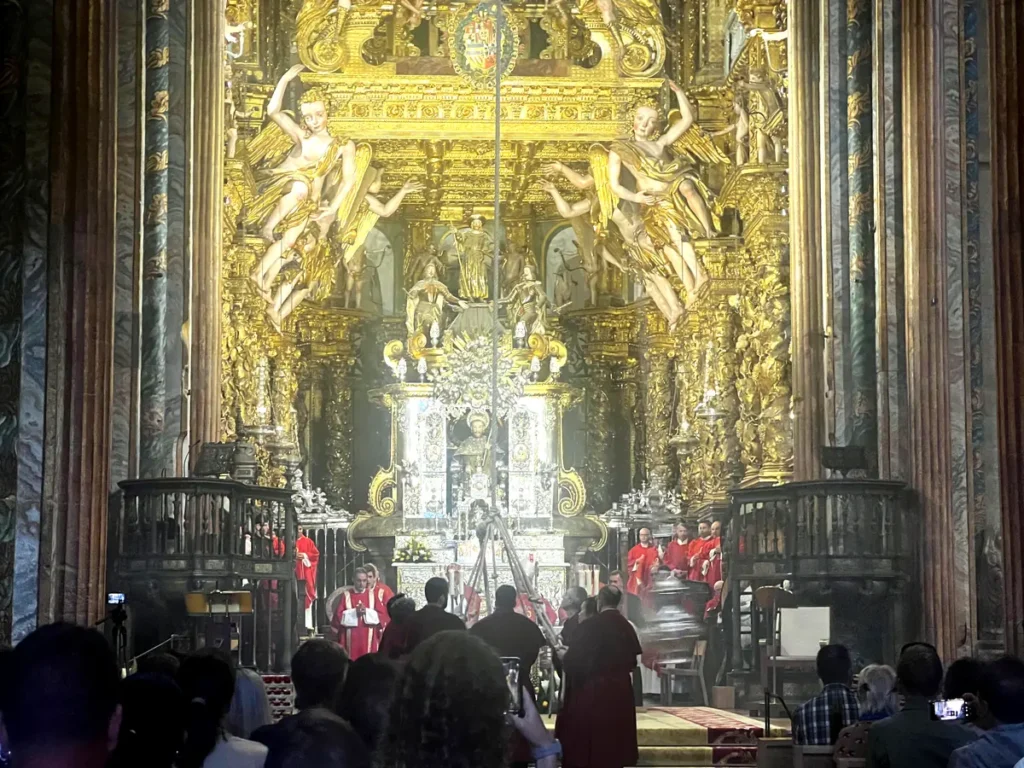 Ceremonia del Botafumeiro en el Altar Mayor de la Catedral presidida por el Arzobispo de Santiago de Compostela con los tiraboleiros durante la misa del peregrino, algo que hay qué ver en Santiago de Compostela en 1 día ruta por el casco histórico