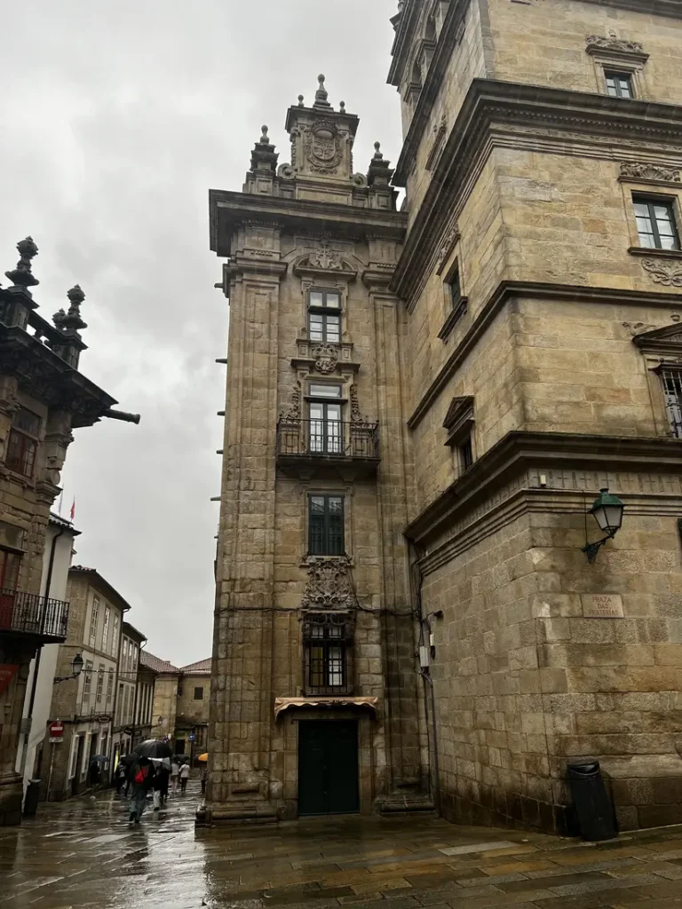 qué ver en Santiago de Compostela en 1 día ruta por el casco histórico: el Esconce o esquina achaflanada en la Praza das Praterías en un día de lluvia