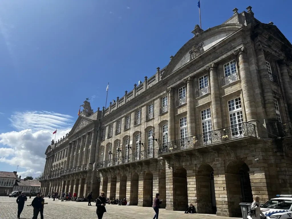 Fachada neoclásica del Palacio de Rajoy frente a la Plaza del Obradoiro en Santiago de Compostela, sede del Ayuntamiento