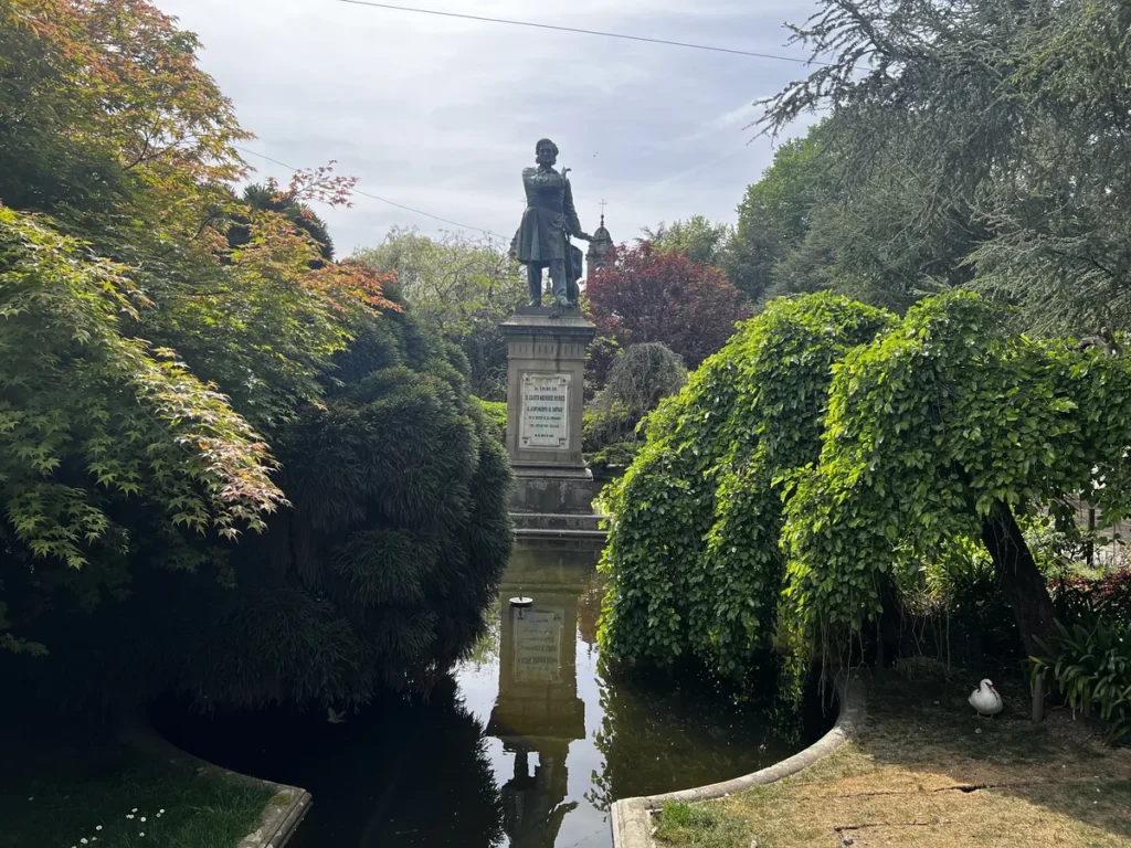 Estatua de Méndez Núñez en la Alameda de Santiago de Compostela
