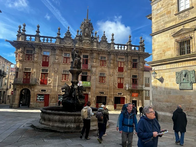 Fuente de los Caballos en la Plaza de Platerías de Santiago de Compostela con la Casa do Cabildo al fondo