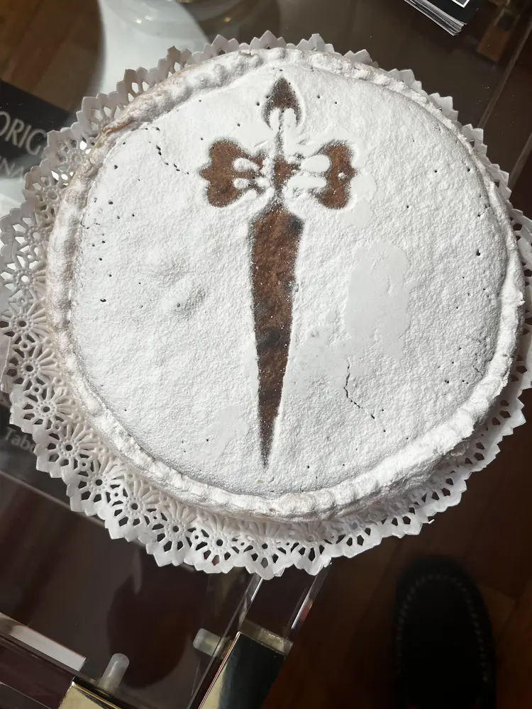 Tarta de Santiago con la Cruz de Santiago marcada en azúcar glas, postre tradicional de Galicia