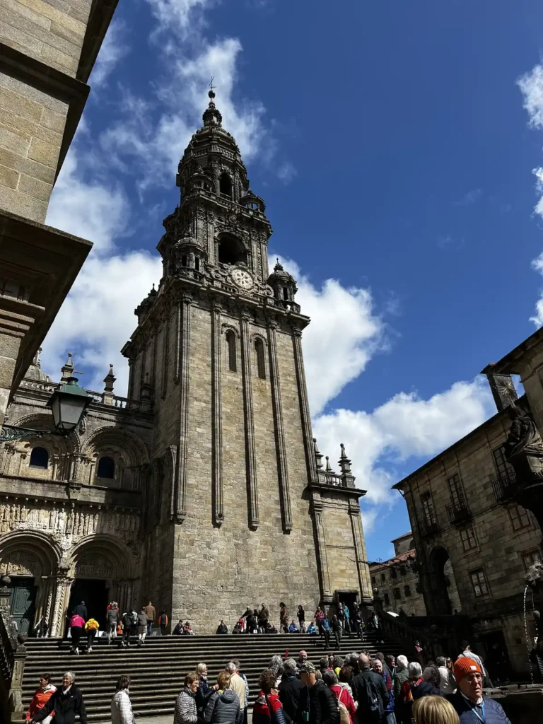 Torre del reloj de la Catedral de Santiago de Compostela, conocida como la Berenguela, vista desde la Plaza de las Platerías
