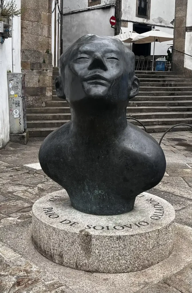 Escultura en bronce del eremita Payo, descubridor de la tumba del Apóstol Santiago, frente a la iglesia de San Fiz de Solivio, Santiago de Compostela