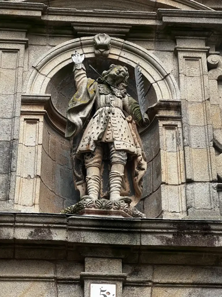 Escultura barroca de San Pelayo mártir en hornacina de la fachada principal de la Iglesia de San Pelayo