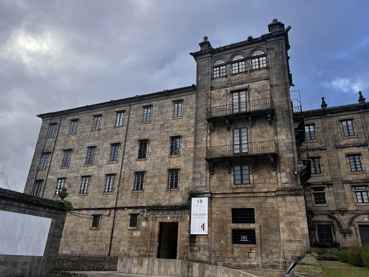 Fachada de la Hospedería del Seminario Mayor de San Martín Pinario en Santiago de Compostela