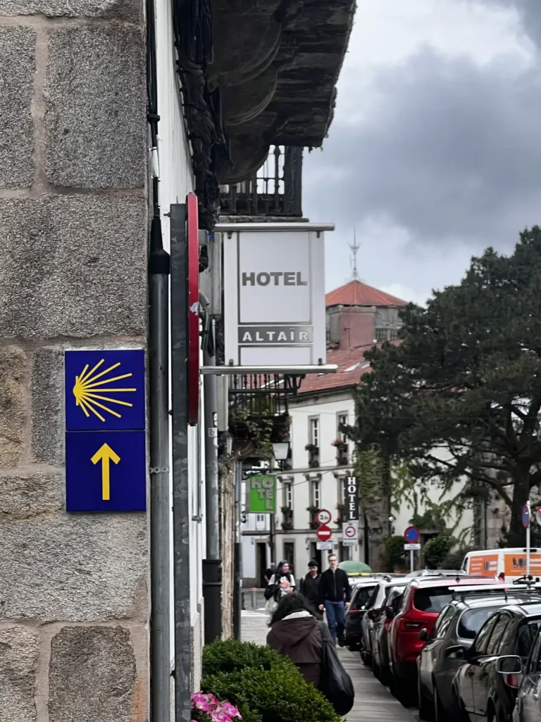 Fachadas de alojamientos en el casco histórico de Santiago de Compostela: albergue Santiago KM.0, Hostal San Clemente, Casa Anglicana del Peregrino, Hotel Altaïr y Hostal Nómade, todos a escasos minutos de la catedral.