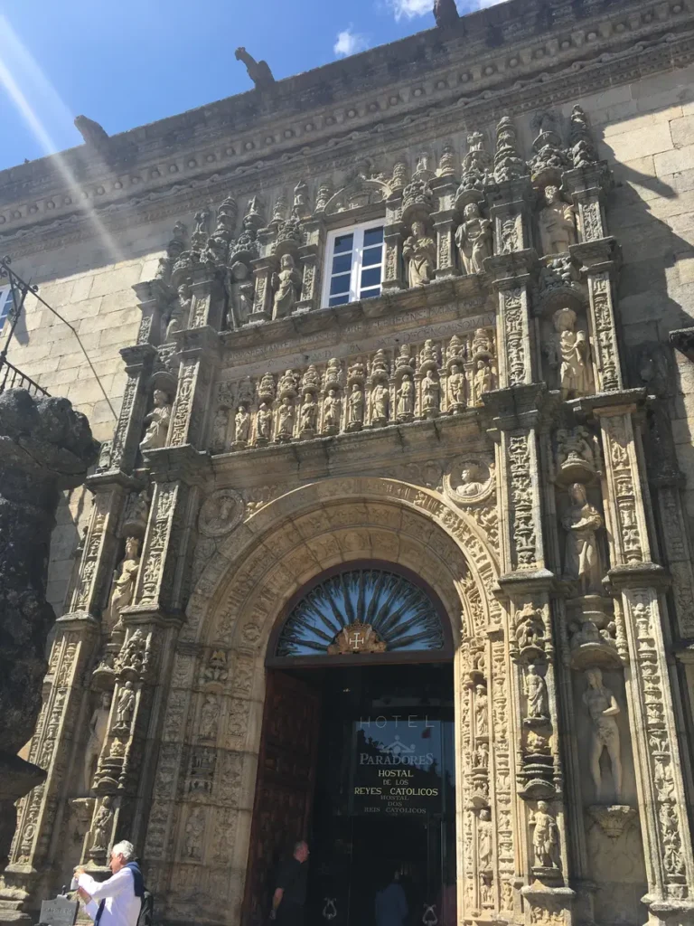 Portada plateresca del siglo XVI del Parador Hostal dos Reis Católicos en la Plaza del Obradoiro de Santiago de Compostela, uno de los hoteles más antiguos del mundo