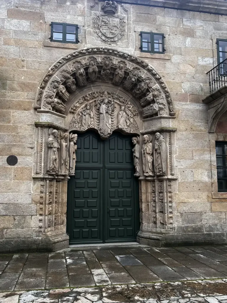 Pórtico románico del Colegio de San Xerome en la Plaza del Obradoiro, Santiago de Compostela